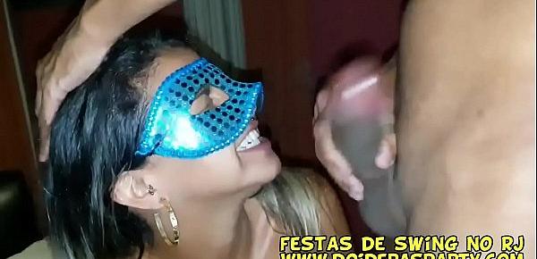  A Novinha Carioca Lara Guedes com dois Machos pela Primeira vez em video - Video Completo no Xvideos RED